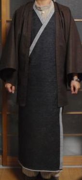 なんとなく和装っぽい服装