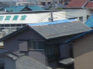 震災で落ちた屋根瓦-船橋