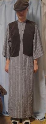 浴衣風の洋服とベストの組み合わせ
