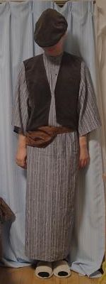 浴衣風の洋服にウエストポーチ