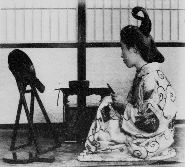 鏡に向かう遊女