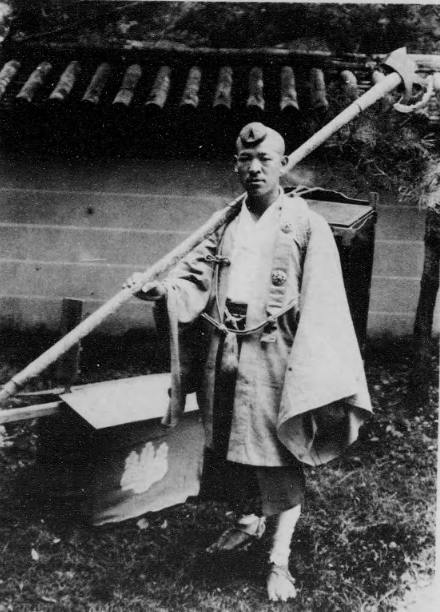 斧をもった山伏