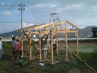 小屋の棟上げ作業
