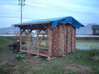 小屋の棟上げ作業