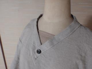 男の服の襟元
