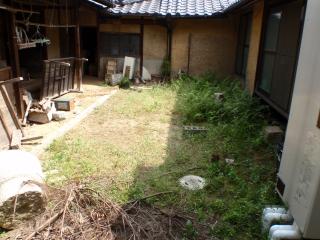 雑草の生えた中庭
