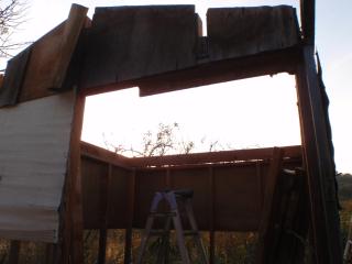 梁を外した小屋