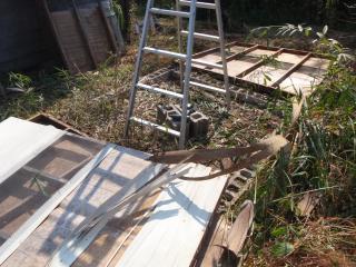 解体された蜂舎