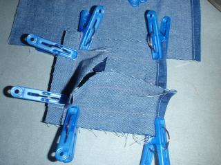 洗濯バサミで固定した布