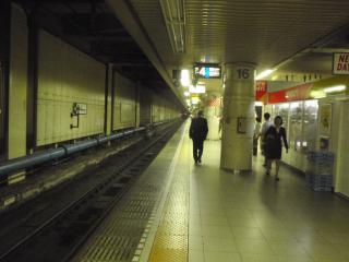 薄暗いホーム