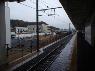 雨の鴨方駅
