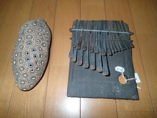 アフリカの楽器カリンバとバオバブの実シェーカー