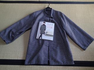 布の裏面を表にして仕立てた服