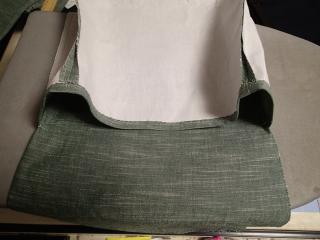 カバンの入口部分を折り返す