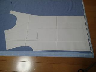 布の上に型紙を置く