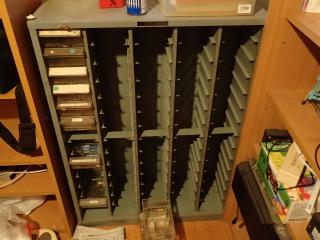 空になった電子部品棚