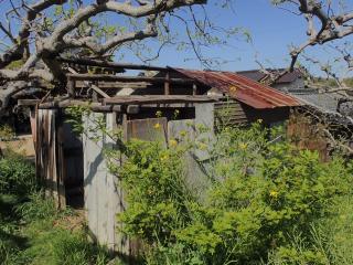 屋根を外した小屋