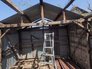 屋根を外した小屋